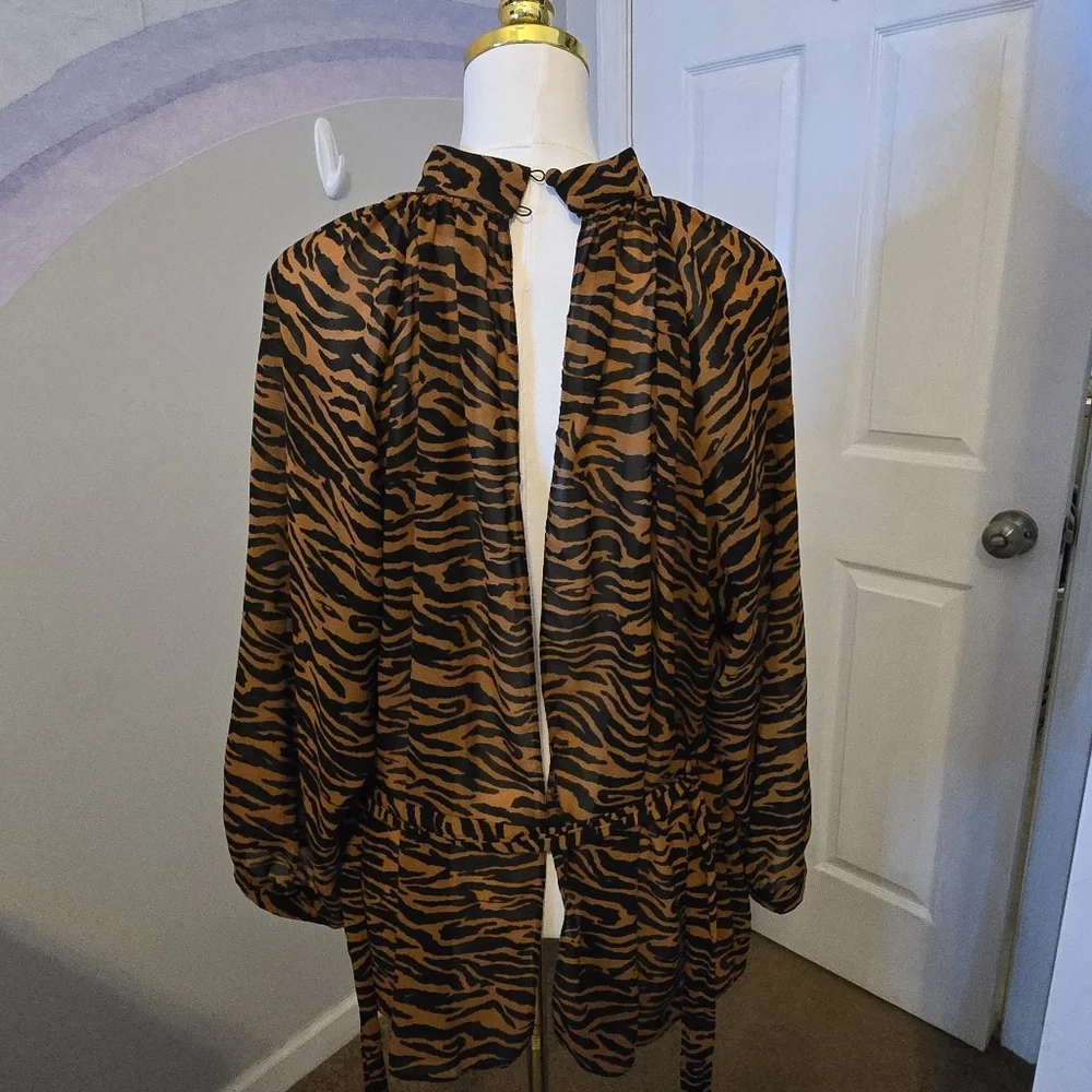 AOSO | US 14 | Tiger Print Open Back Blouse With Tie Closure - Picture 10 of 15